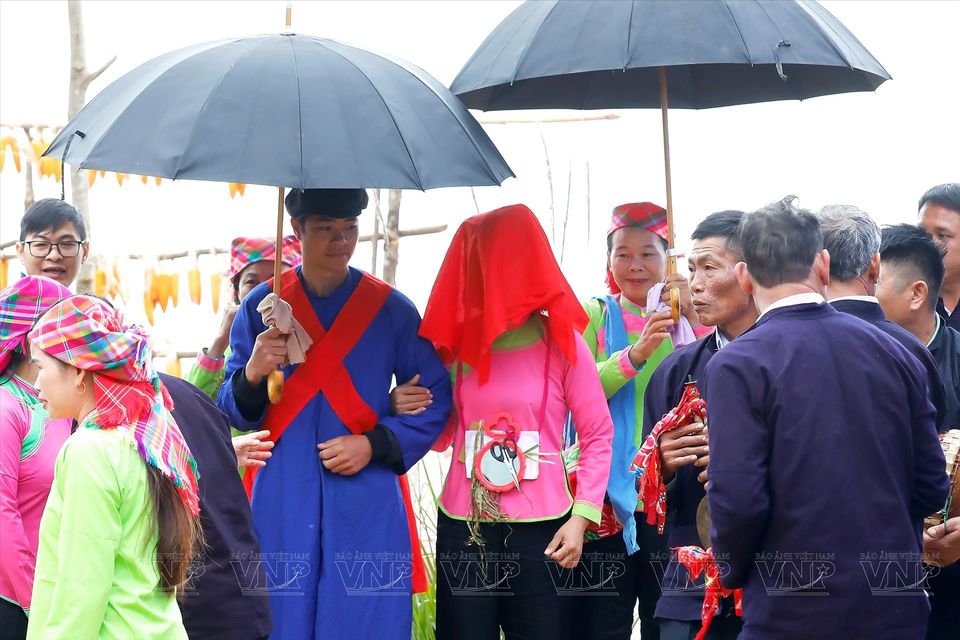 Después de realizar los ritos, la pareja regresa a la casa del novio con una alegre música. (Foto: Revista Ilustrada de Vietnam)