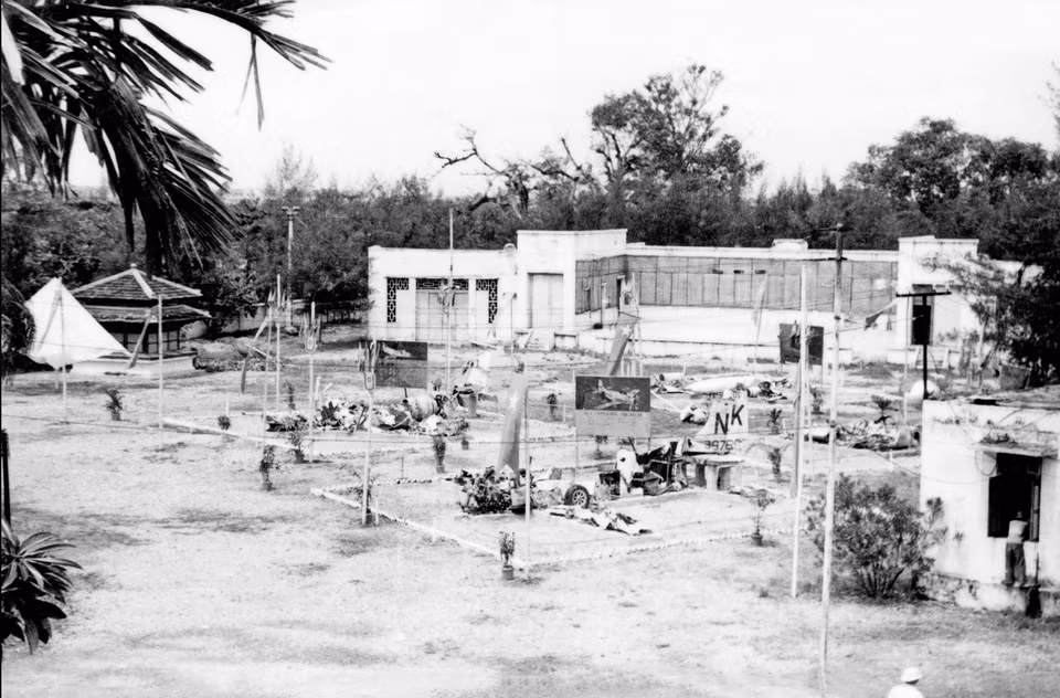 Restos de cuatro aviones estadounidenses derribados por el ejército y el pueblo del Norte el 5 de agosto de 1964 se exhibieron en la exposición Van Ho – Hanoi. (Foto de archivo proporcionado por la Armada)
