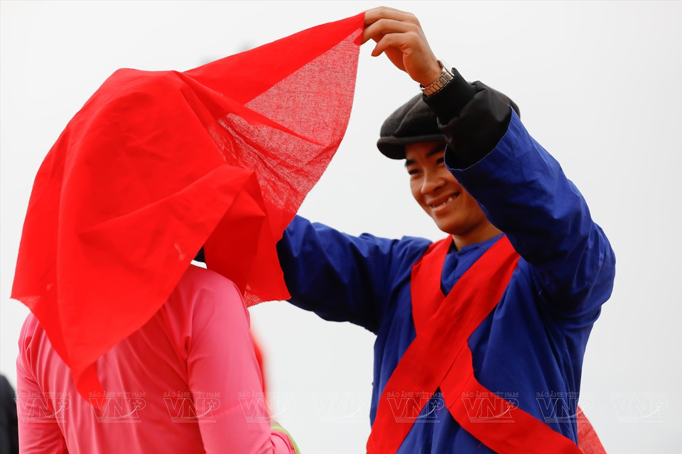 El novio abrirá el velo de la novia cuando lleguen a su casa. A partir de este momento, la joven se convertirá en un miembro oficial de la familia. (Foto: Revista Ilustrada de Vietnam)