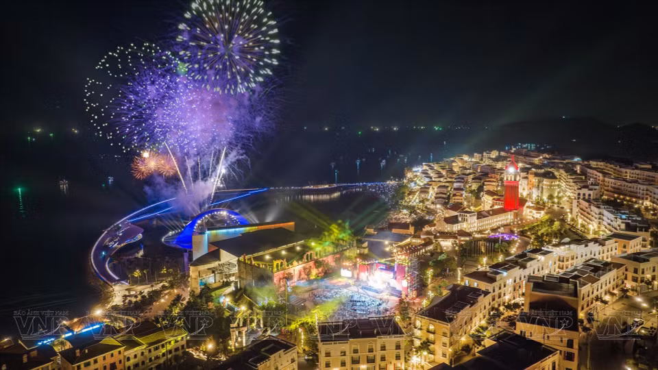 Brillante espectáculo de fuegos artificiales en el pueblo del atardecer. (Foto: Archivo de Sun Group)