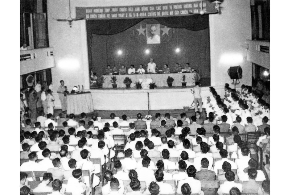 Ceremonia de elogio a las unidades que contribuyeron a la primera victoria de la Armada de Vietnam los días 2 y 5 de agosto de 1964, organizada por el Estado Mayor del Ejército Popular de Vietnam. (Foto de archivo proporcionado por la Armada)