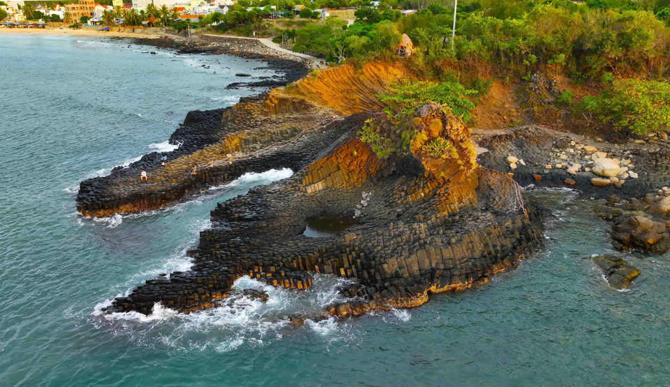 Ghenh Da Dia (El acantilado marino de placas de piedra), a 35 km al norte del centro de la ciudad de Tuy Hoa, se considera una obra de arte creada por la naturaleza. (Fuente: VNA)