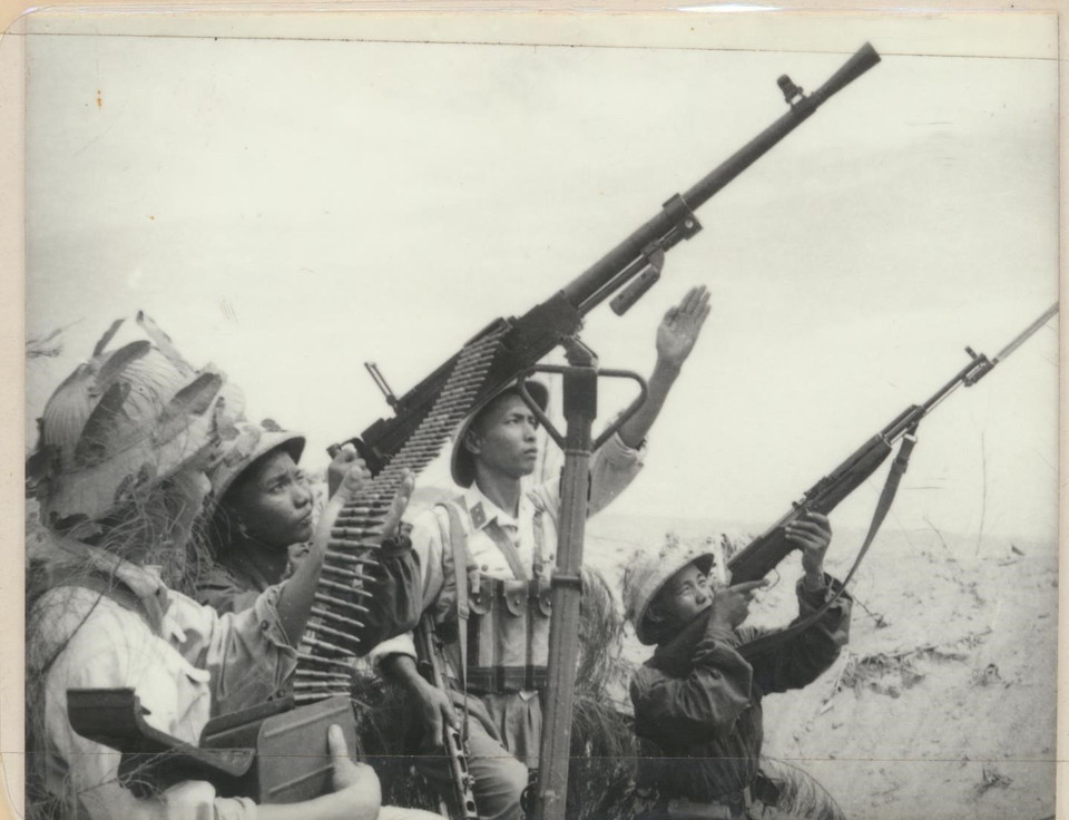 El equipo de autodefensa de Quang Ninh disparó a un avión estadounidense, el 5 de agosto de 1964. (Foto de archivo proporcionado por la Armada)