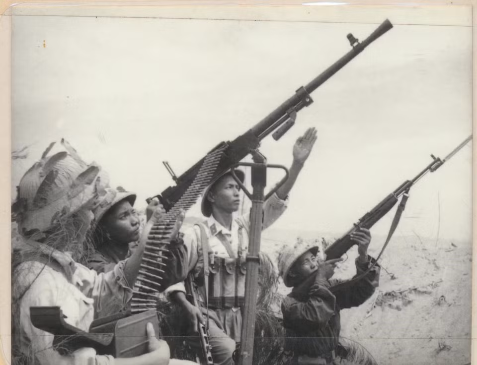 El equipo de autodefensa de Quang Ninh disparó a un avión estadounidense, el 5 de agosto de 1964. (Foto de archivo proporcionado por la Armada)