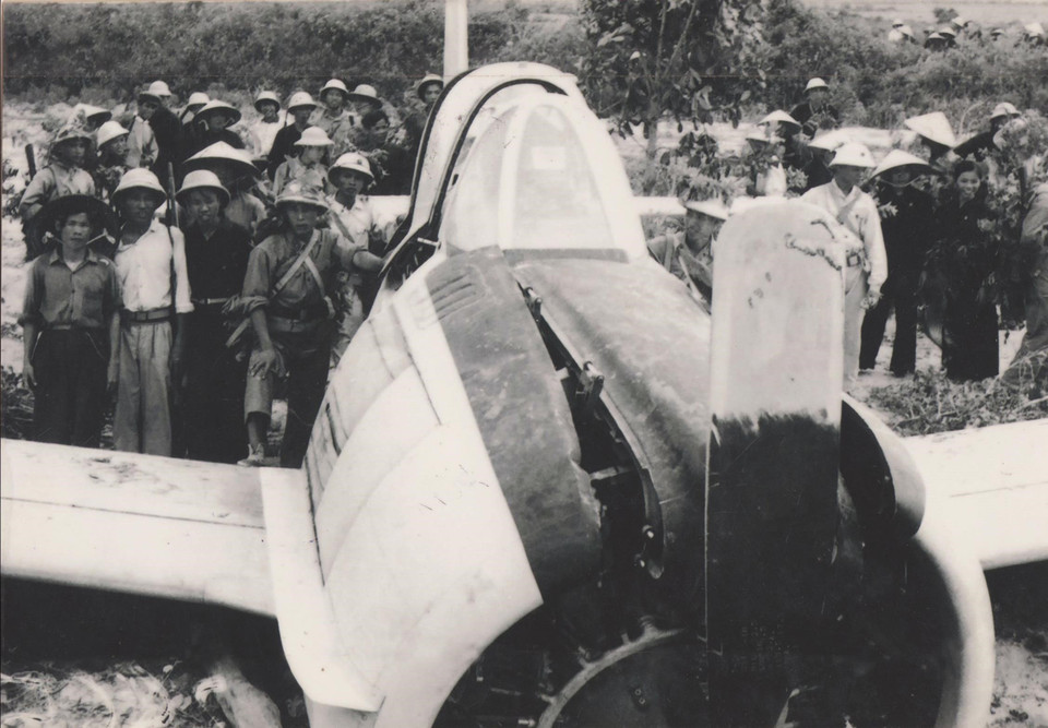Restos de un avión estadounidense derribado en la provincia de Quang Binh, el 5 de agosto de 1964. (Foto de archivo proporcionado por la Armada)