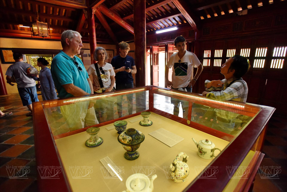 Los turistas extranjeros visitan los artefactos expuestos en el mausoleo del rey Minh Mang.
