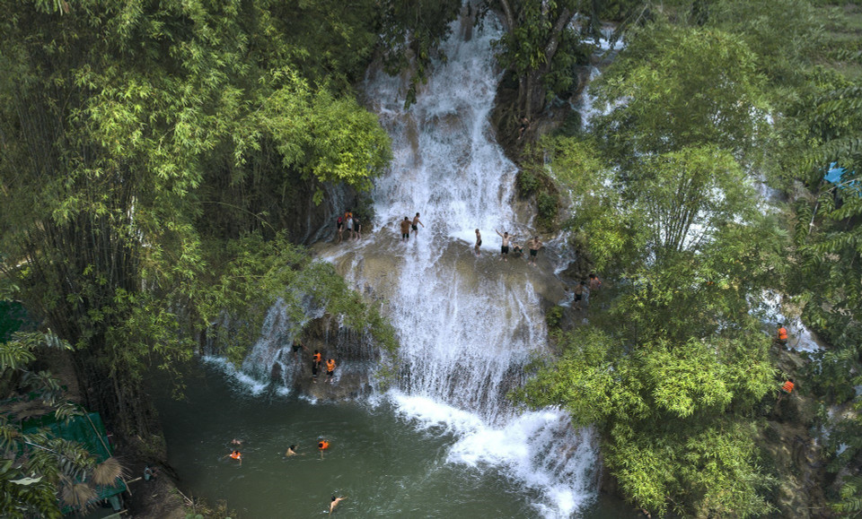 La belleza poética de la cascada de la Luna en el distrito de Tan Lac, Hoa Binh. (Foto: VNA)