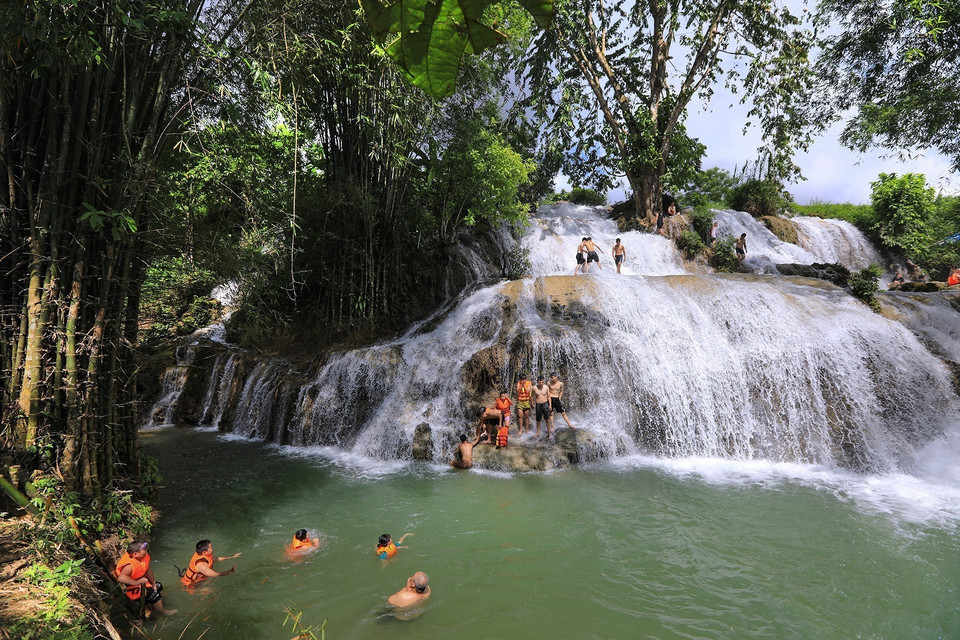 Al pie de la cascada hay un lago azul. (Foto: VNA)