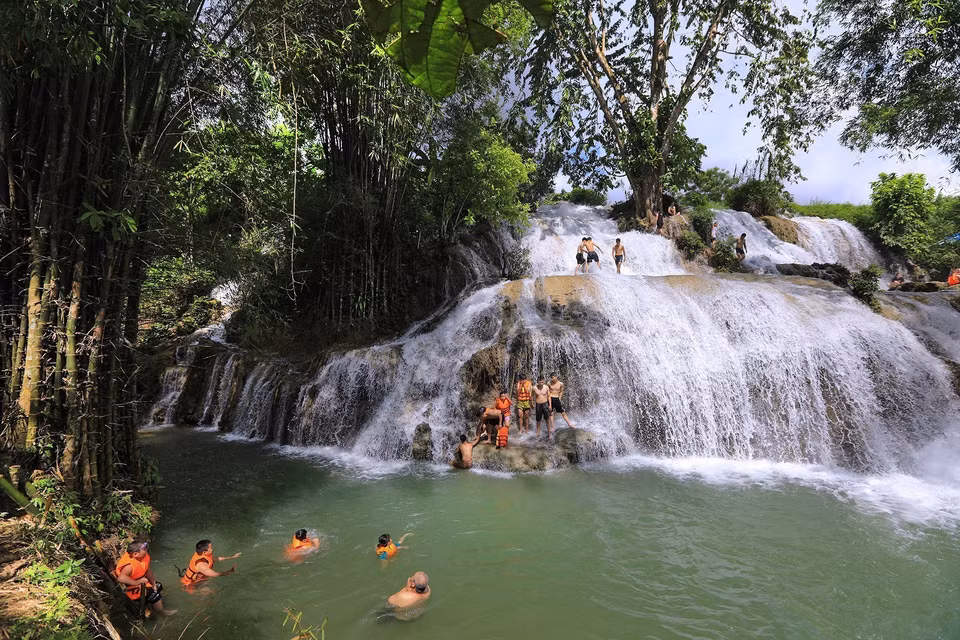 Al pie de la cascada hay un lago azul. (Foto: VNA)