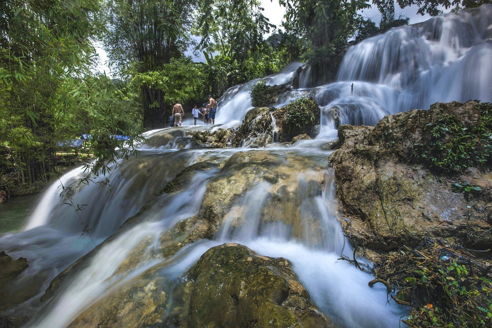 La belleza poética de la cascada de la Luna en el distrito de Tan Lac, Hoa Binh. (Foto: VNA)