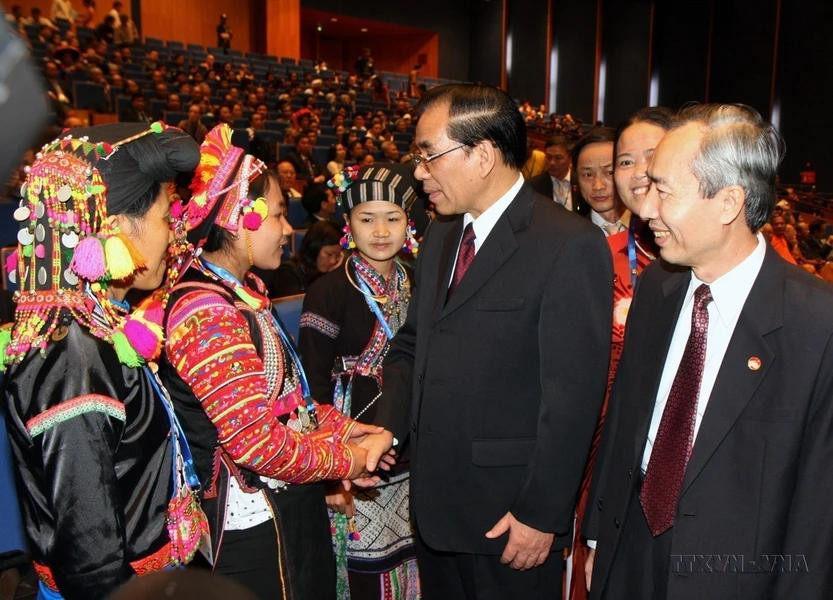 El secretario general del partido, Nong Duc Manh, se reunió con delegados de minorías étnicas en el 7º Congreso Nacional del Frente de la Patria de Vietnam (2009). (Foto: VNA)