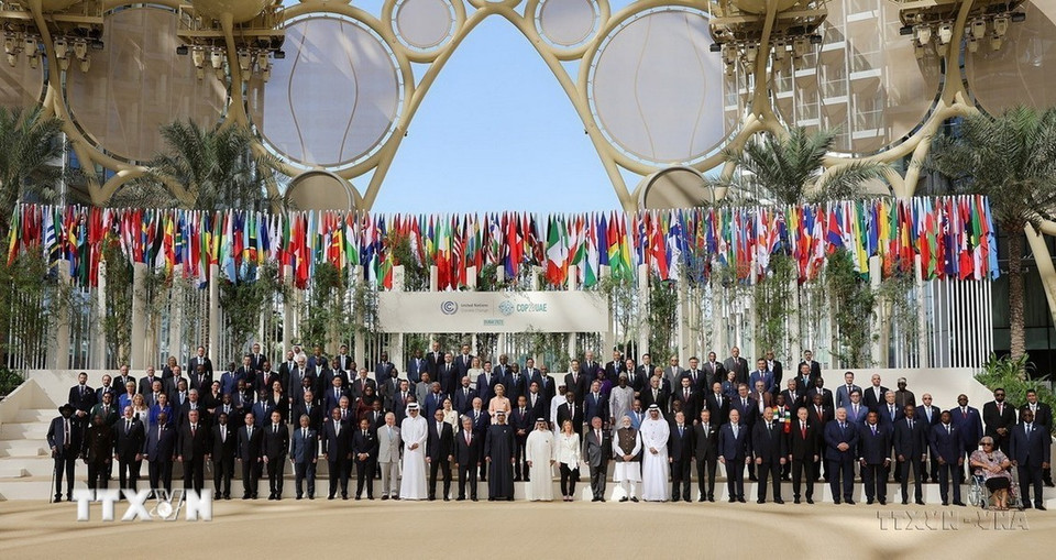 El primer ministro de Vietnam, Pham Minh Chinh, y representantes de numerosos países asistieron a la ceremonia de inauguración de la Cumbre Mundial sobre Acción Climática en el marco de la 28 Conferencia de las Partes de la Convención Marco de las Naciones Unidas sobre el Cambio Climático (COP28) celebrada en Dubái, Emiratos Árabes Unidos. (Foto: VNA)