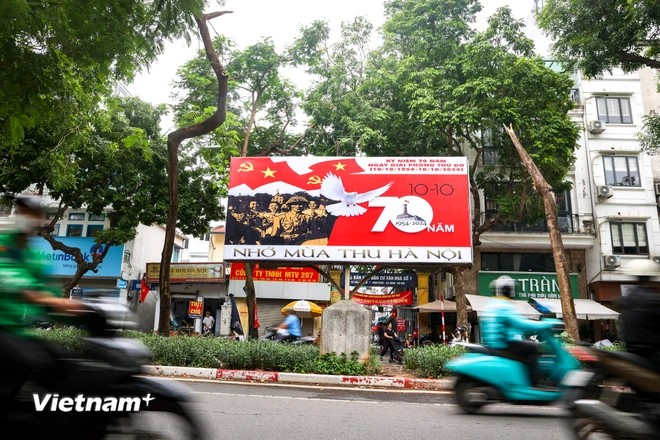 En los primeros días de octubre, las calles de Hanoi se visten con un nuevo atuendo con los colores rojo y amarillo de la bandera nacional, así como con una serie de carteles y pancartas que conmemoran el 70 aniversario del Día de la Liberación de la capital (10 de octubre de 1954). (Foto: Vietnam+)