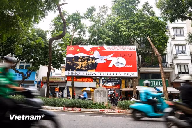 En los primeros días de octubre, las calles de Hanoi se visten con un nuevo atuendo con los colores rojo y amarillo de la bandera nacional, así como con una serie de carteles y pancartas que conmemoran el 70 aniversario del Día de la Liberación de la capital (10 de octubre de 1954). (Foto: Vietnam+)