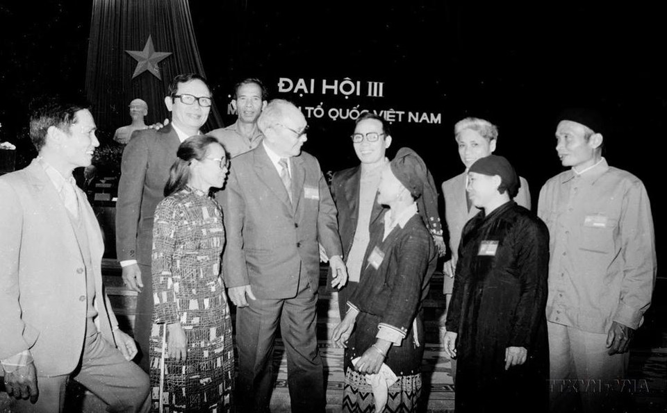El presidente del Consejo de Estado, Vo Chi Cong, se reunió con los delegados en el tercer Congreso Nacional del Frente de la Patria de Vietnam, celebrado en Hanoi del 2 al 4 de noviembre de 1988. El presidente honorario es Hoang Quoc Viet y el presidente es el abogado Nguyen Huu Tho. (Foto: VNA)