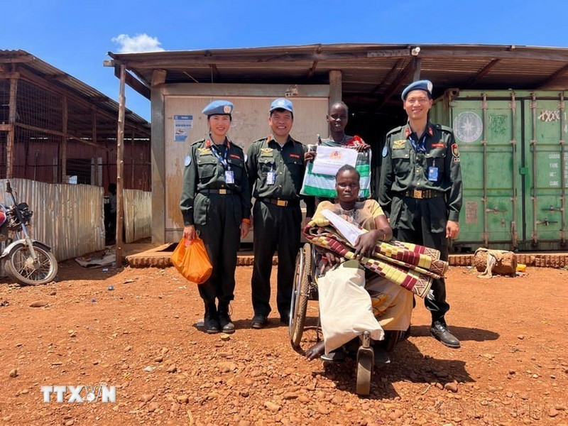 El grupo de trabajo del Ministerio de Seguridad Pública de Vietnam que participaba en el mantenimiento de la paz en la Misión de las Naciones Unidas en Sudán del Sur (UNMISS) entregó obsequios a mujeres discapacitadas en un campo de refugiados en Juba, el 13 de octubre de 2022. (Foto: VNA)
