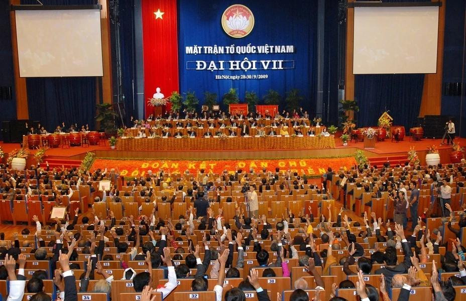 Los delegados votaron para aprobar la Resolución del 7º Congreso Nacional del Frente de la Patria de Vietnam (2009). (Foto: VNA)