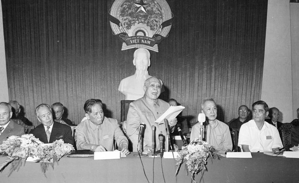 En su congreso celebrado en Ciudad Ho Chi Minh del 31 de enero al 4 de febrero de 1977, el Frente Unido Nacional de Vietnam (VNUF) decidió fusionar las tres organizaciones, incluido el Frente de la Patria de Vietnam, el Frente de Liberación Nacional de Vietnam del Sur y la Alianza de Fuerzas Nacionales, Democráticas y de Paz de Vietnam, en una agencia común llamada Frente de la Patria de Vietnam (VFF). El congreso presentó 191 miembros al Comité Central del VFF. El Presidium estaba compuesto por 45 miembros, con Ton Duc Thang como Presidente Honorario y Hoang Quoc Viet como Presidente. (Foto: VNA)
