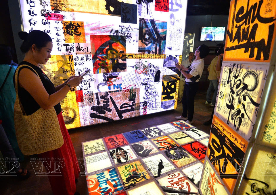Los visitantes admiran las obras de caligrafía. (Fuente: Revista Vietnam)