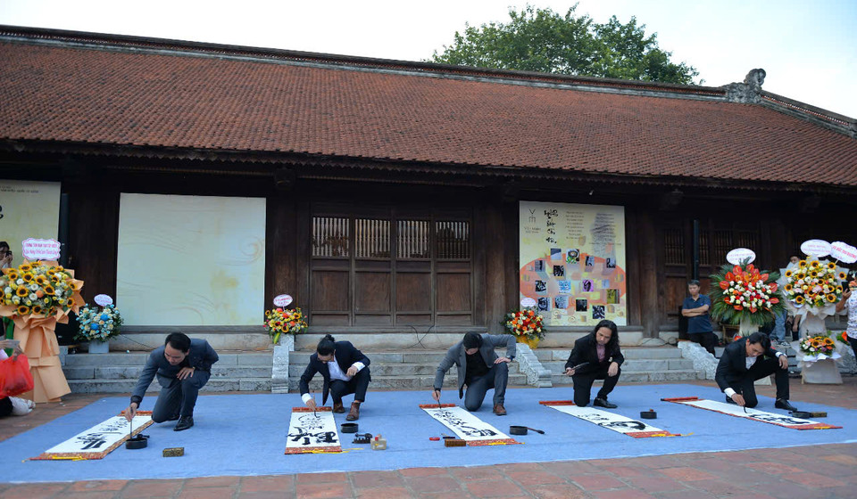 Los calígrafos demuestran sus habilidades en el Templo de la Literatura. (Fuente: Revista Vietnam)