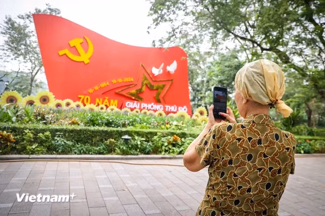 El ambiente festivo se extiende desde las grandes calles hasta las pequeñas callejuelas y zonas residenciales. (Foto: Vietnam+)
