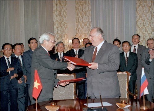 El primer ministro Vo Van Kiet y su homólogo ruso Viktor Chernomyrdin firmaron el Tratado sobre los principios básicos de las relaciones amistosas entre los dos países en Moscú, el 16 de junio de 1994. (Fuente: VNA)