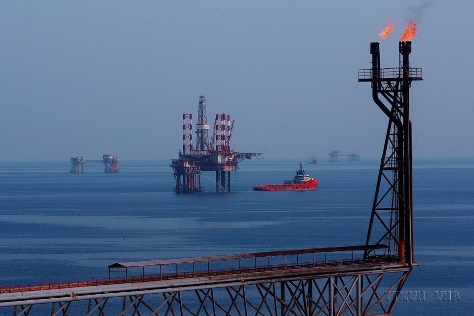 Los proyectos de inversión rusos han hecho importantes contribuciones a la sociedad de Vietnam, en particular la empresa conjunta de petróleo y gas Vietsovpetro. En la foto: Plataforma tecnológica central número 2 del yacimiento Bach Ho perteneciente a la empresa conjunta Vietsovpetro. (Fuente: VNA)