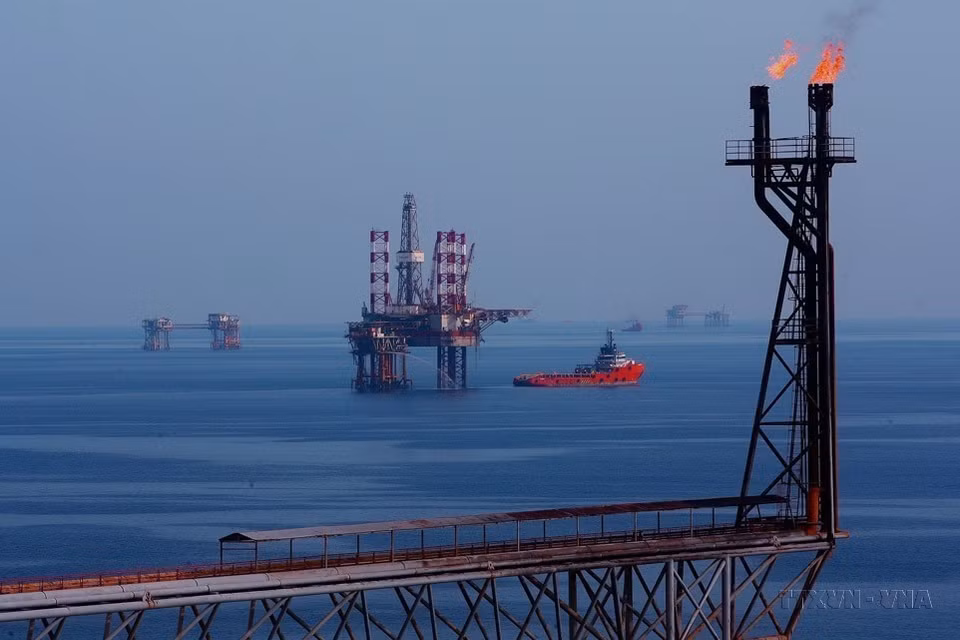 Los proyectos de inversión rusos han hecho importantes contribuciones a la sociedad de Vietnam, en particular la empresa conjunta de petróleo y gas Vietsovpetro. En la foto: Plataforma tecnológica central número 2 del yacimiento Bach Ho perteneciente a la empresa conjunta Vietsovpetro. (Fuente: VNA)
