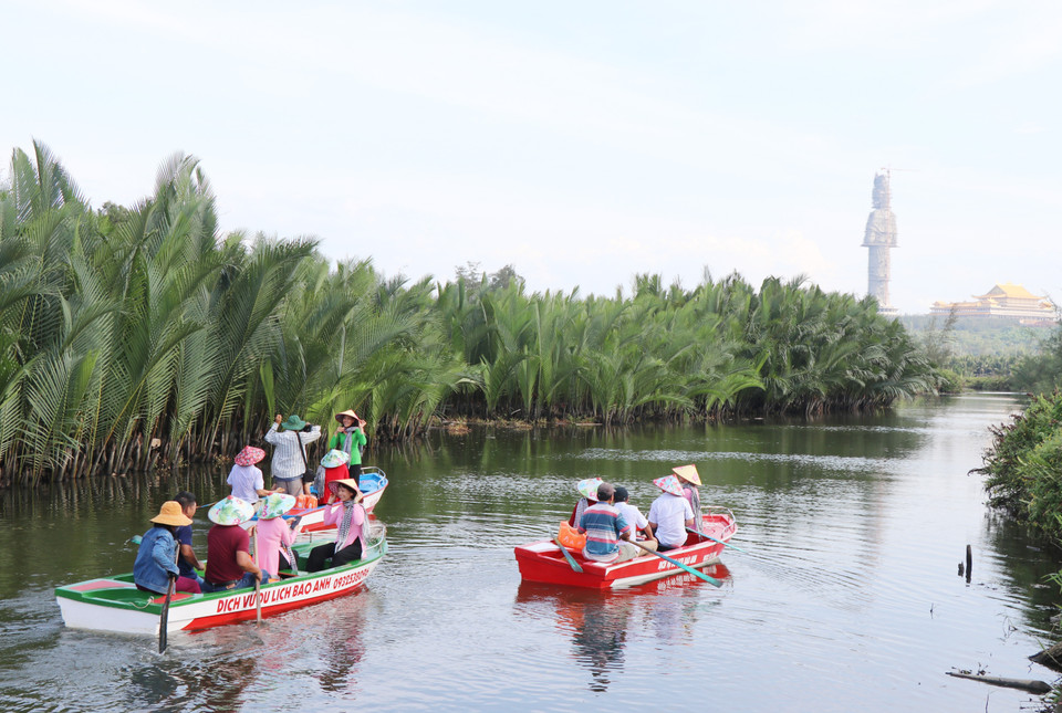Los turistas visitan el bosque de palmeras de Nipa en la comuna de Tinh Khe, ciudad de Quang Ngai. (Foto: VNA)