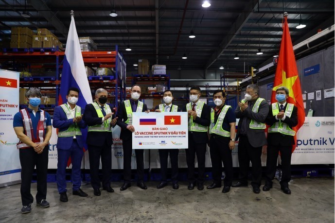 El embajador Gennady Bezdetko entregó el primer lote de la vacuna rusa Sputnik V para ayudar a Vietnam en la prevención de la COVID-19, en Hanoi, 29 de septiembre de 2021. (Fuente: VNA)
