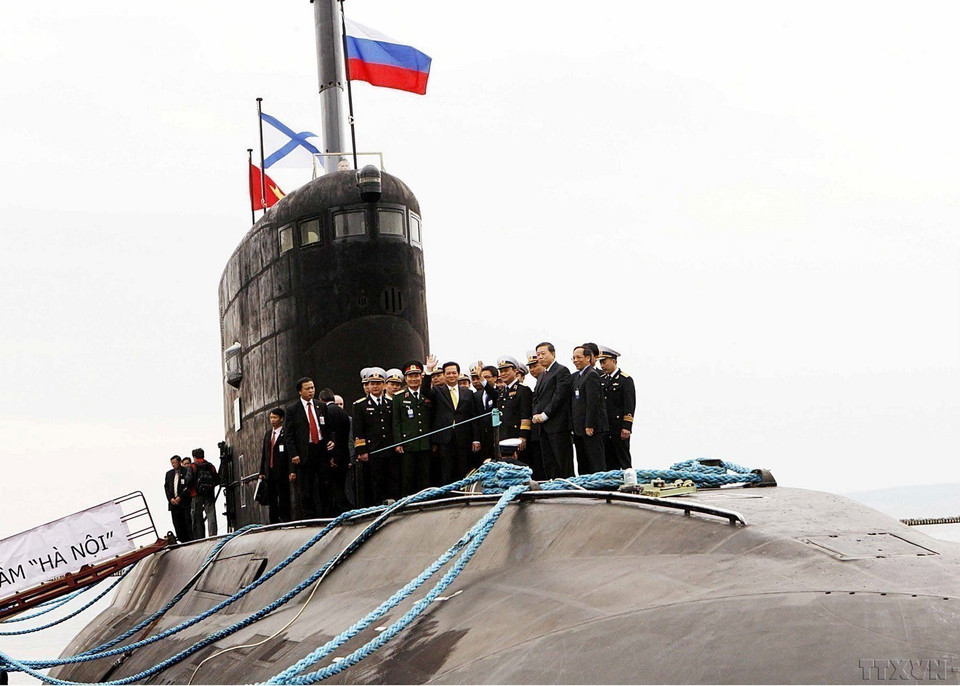 En la visita oficial a Rusia, el 13 de mayo de 2013, el primer ministro Nguyen Tan Dung visitó el submarino de la clase Kilo 636 denominado “Hanoi”, en la provincia de Kaliningrado. (Fuente: VNA)