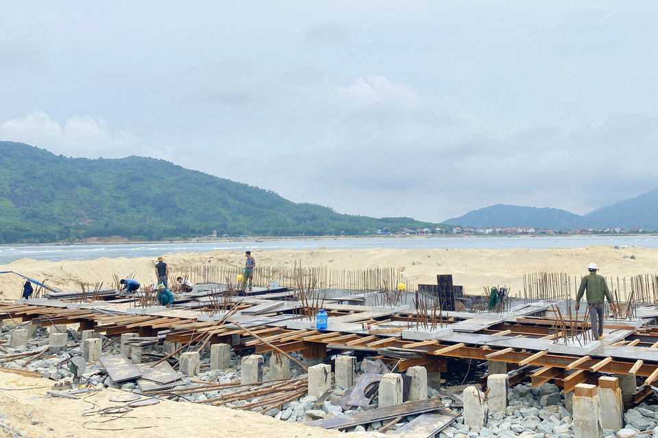 La sección del muelle en el puerto pesquero de Cua Nhuong (distrito de Cam Xuyen) ha completado el hincado de pilotes de hormigón.