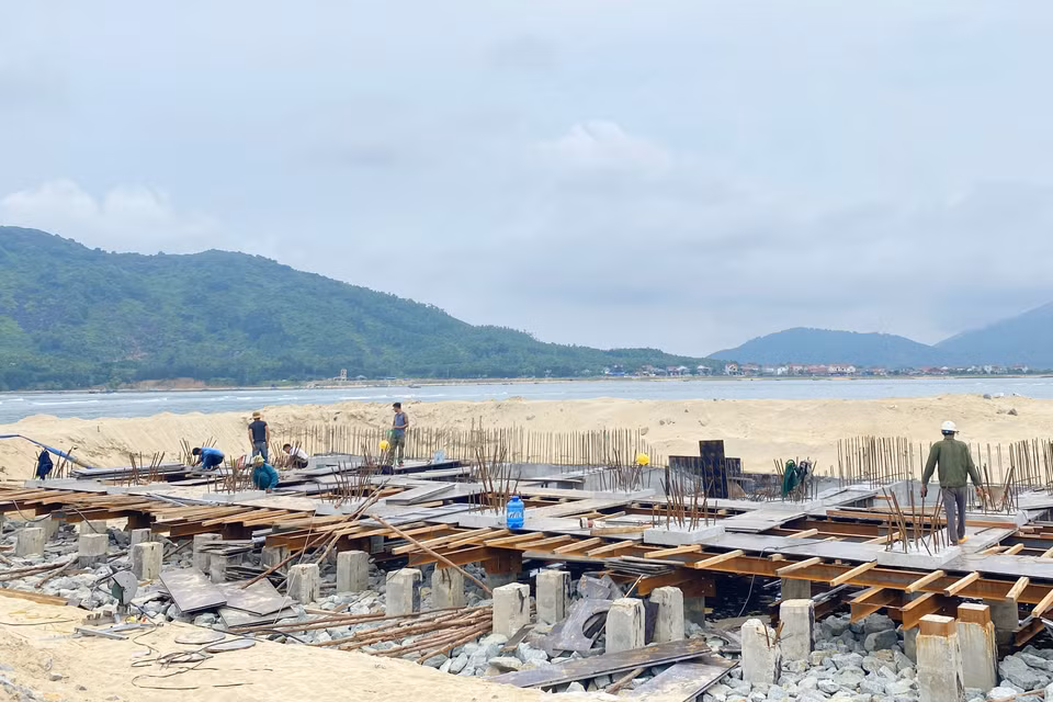 La sección del muelle en el puerto pesquero de Cua Nhuong (distrito de Cam Xuyen) ha completado el hincado de pilotes de hormigón.