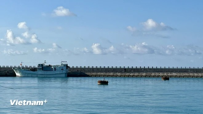 El muelle es como un brazo musculoso y robusto que se extiende para dar la bienvenida a los barcos del continente al mar. (Foto: Vietnam+)