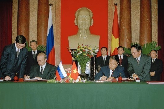 El presidente Tran Duc Luong y su homólogo ruso Vladimir Putin suscribieron una Declaración Conjunta sobre la Asociación Estratégica entre la República Socialista de Vietnam y la Federación de Rusia, en Hanoi, el 1 d emarzo de 2001. (Fuente: VNA)