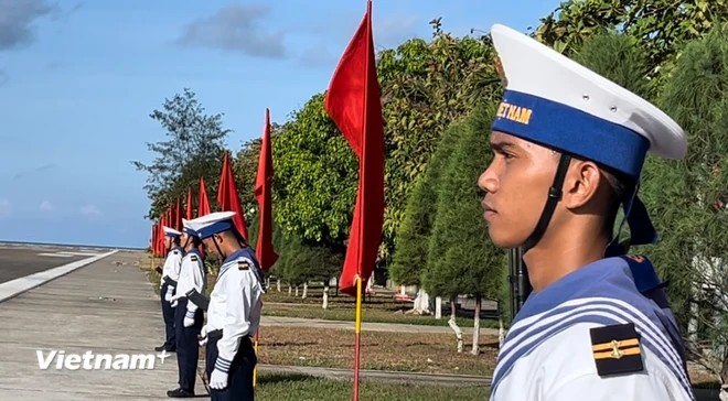 Los oficiales y soldados siempre muestran la valentía política y la disposición en el entrenamiento de combate, y están listos para luchar y cumplir con éxito las tareas asignadas. (Foto: Vietnam+)