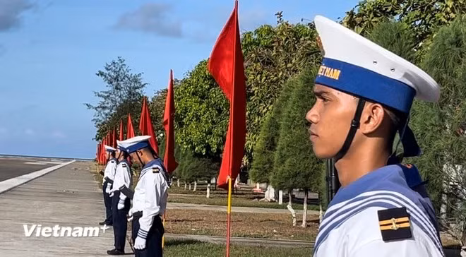 Los oficiales y soldados siempre muestran la valentía política y la disposición en el entrenamiento de combate, y están listos para luchar y cumplir con éxito las tareas asignadas. (Foto: Vietnam+)