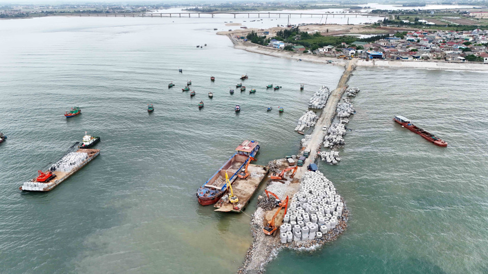 El terraplén de arena en el proyecto del puerto pesquero de Cua Nhuong ha completado una parte.