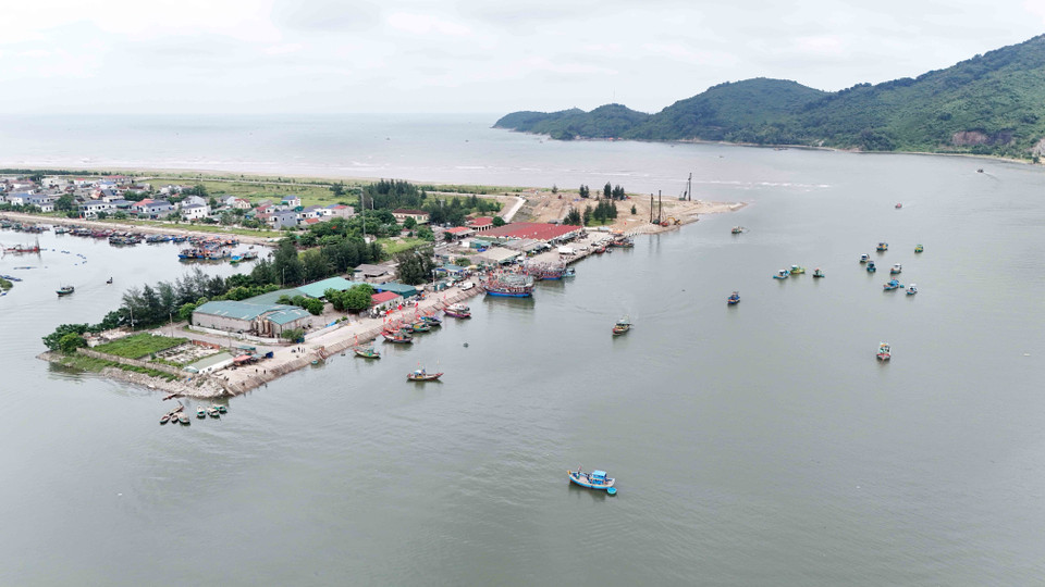 El puerto pesquero de Thach Kim (distrito de Loc Ha), tras muchos años de explotación, se ha degradado y el canal se ha sedimentado. (Fuente: VNA)