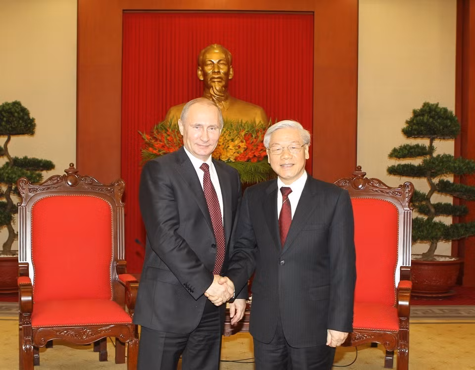 El secretario general del Partido Comunista de Vietnam, Nguyen Phu Trong, recibió al presidente ruso, Vladimir Putin, durante la visita del último al país indochino, en Hanoi, el 12 de noviembre de 2013. (Fuente: VNA)