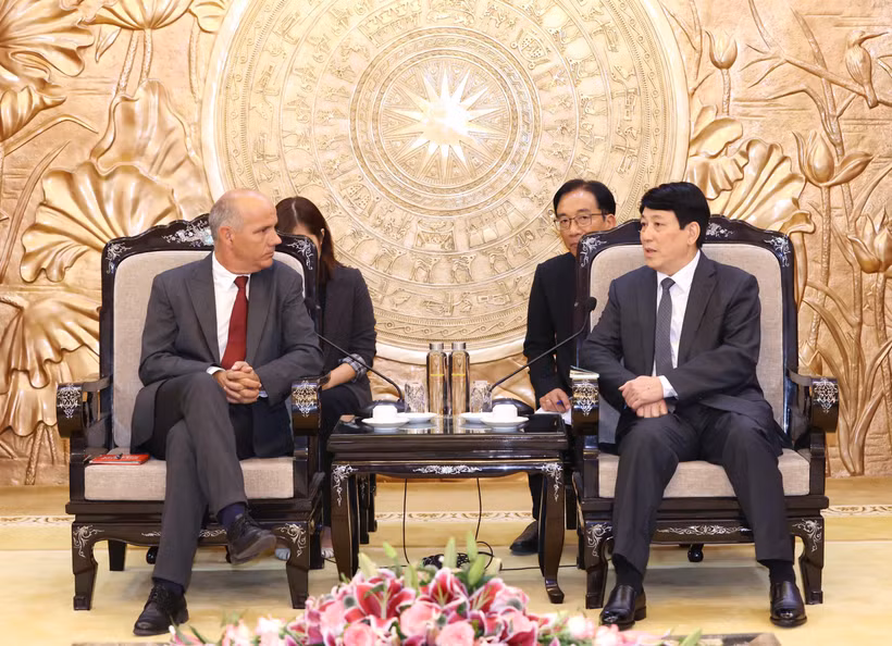 El miembro del Buró Político y miembro permanente del Secretariado del Comité Central del Partido Comunista de Vietnam, Luong Cuong, recibe al secretario general del Partido Comunista Portugués, Paulo Raimundo (Fuente: VNA)