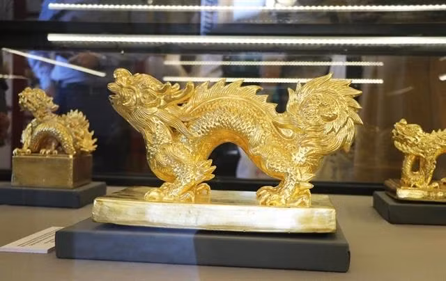 Los dragones expuestos en la exposición están creados en su mayoría inspirados en imágenes de dragones grabadas en sellos de la dinastía Nguyen (Foto: VNA)