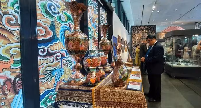 Unos visitantes contemplan el arte persa en la exposición. (Fuente: es.dangcongsan.vn) 