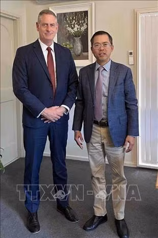 El embajador de Vietnam en Australia, Pham Hung Tam (derecha), y Simon White, presidente de la sección del Consejo Empresarial Australia-Vietnam de Queensland. (Foto: VNA)