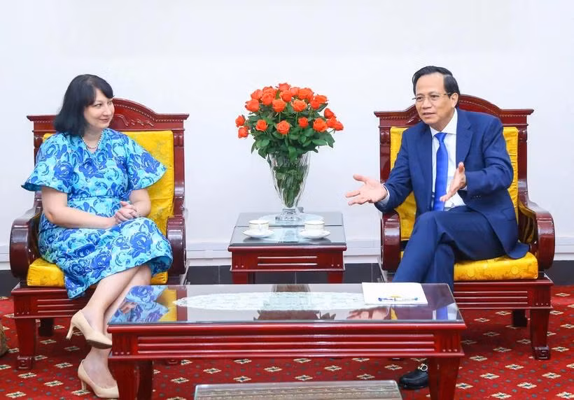 Sesión de trabajo entre el ministro de Trabajo, Inválidos de Guerra y Asuntos Sociales de Vietnam, Dao Ngoc Dung y la embajada de Rumania en Vietnam, Cristina Romila (Foto: Vietnam+) 