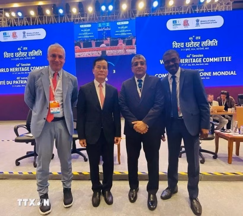 Ha Kim Ngoc, presidente de la Comisión Nacional de Vietnam para la UNESCO, y algunos líderes de la UNESCO en la 46ª sesión del CPM de la UNESCO en Nueva Delhi, organizada en la India. (Fuente: VNA)