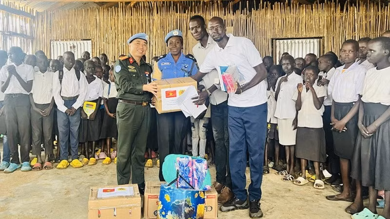 El grupo de trabajo del Ministerio de Seguridad Pública de Vietnam en UNMISS entrega regalos a estudiantes de la escuela primaria Unificación en Sudán del Sur (Fuente: VNA)