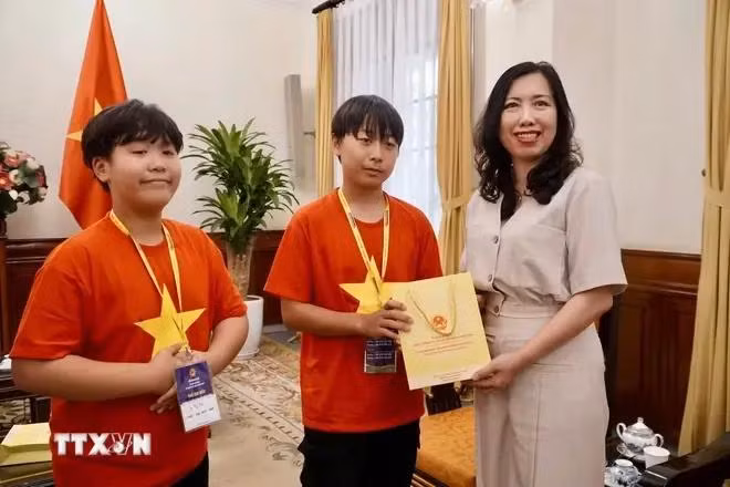 La viceministra de Relaciones Exteriores y presidenta del Comité Estatal sobre los Vietnamitas en el Extranjero, Le Thi Thu Hang, entrega regalos a los niños (Fuente: VNA) 