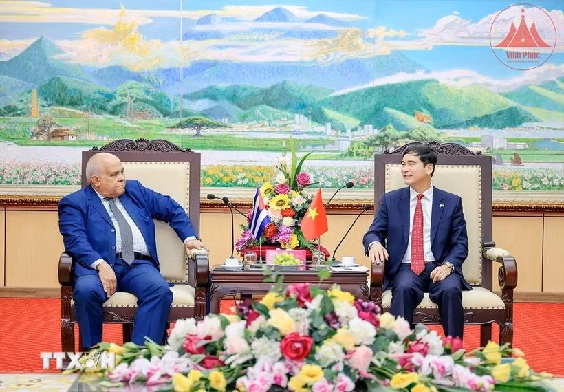 En el encuentro entre el embajador de La Habana en Vietnam, Orlando Nicolás Hernández Guillén y el secretario del comité partidista en la provincia de Vinh Phuc, Duong Van An (Fuente: VNA)