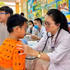 Examen de salud para niños. (Foto: Hospital General Dong Da, Hanoi)